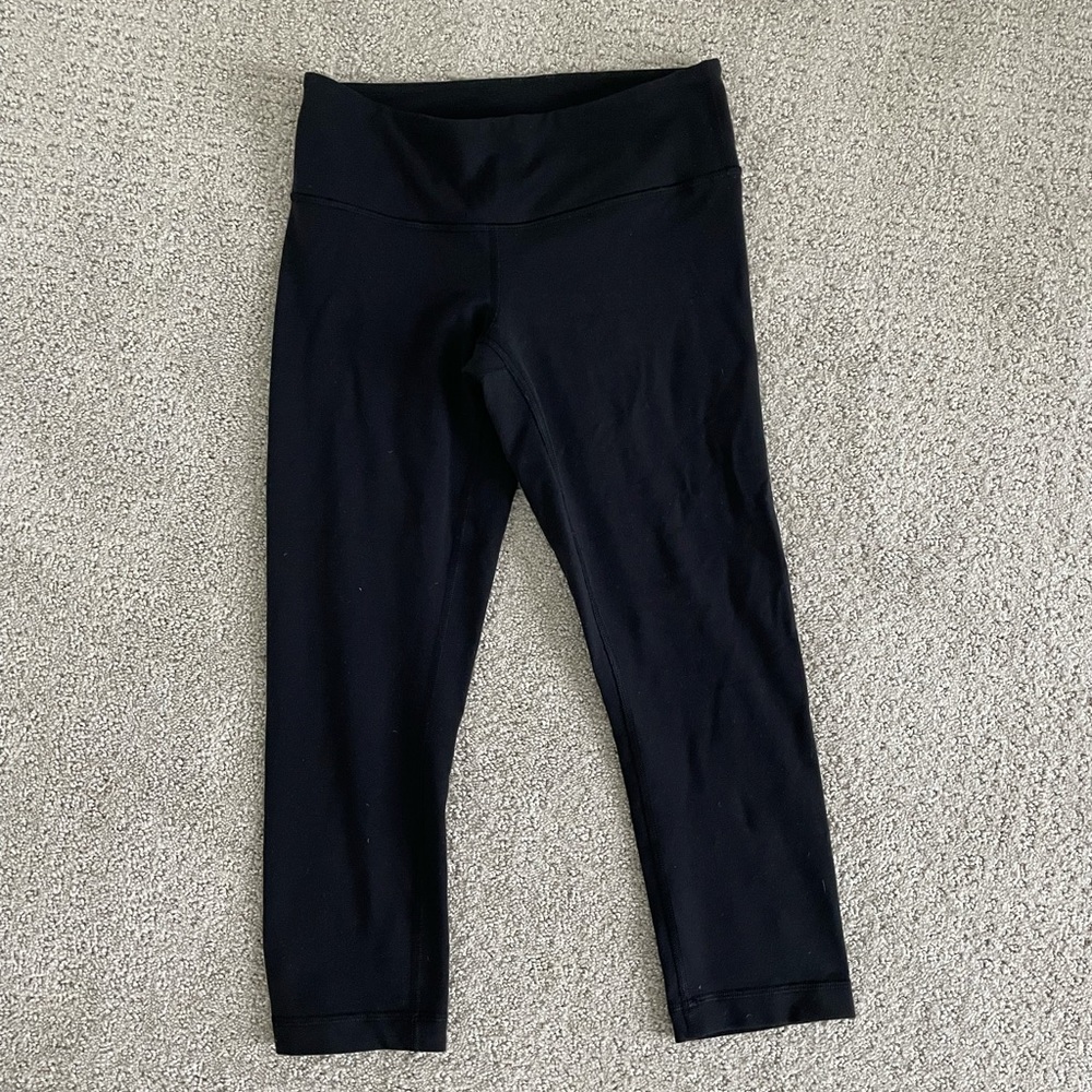 Lululemon size 4 wonder under black leggings